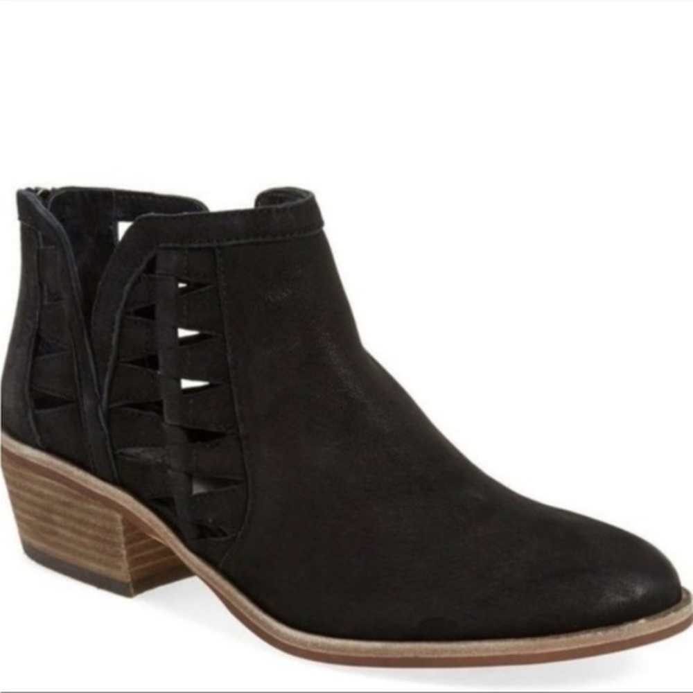VINCE Camuto Peera Prestetta Women's Cutout Geometric Ankle Black Bootie Sz 5.5